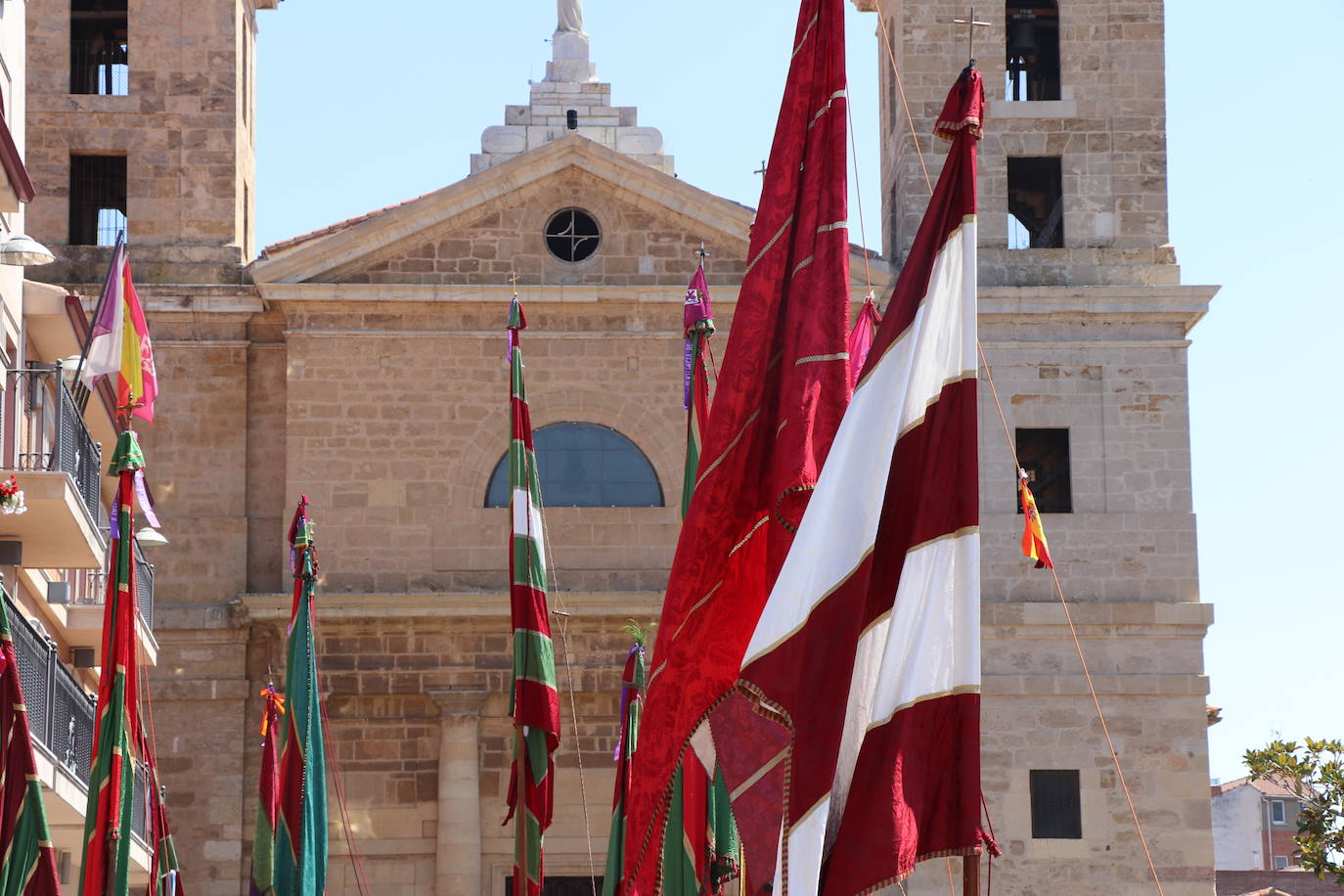Los pendones de la comnarca lucen en el Día de Asturias en Valencia de Don Juan. 