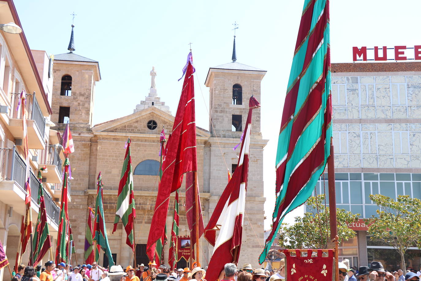 Los pendones de la comnarca lucen en el Día de Asturias en Valencia de Don Juan. 