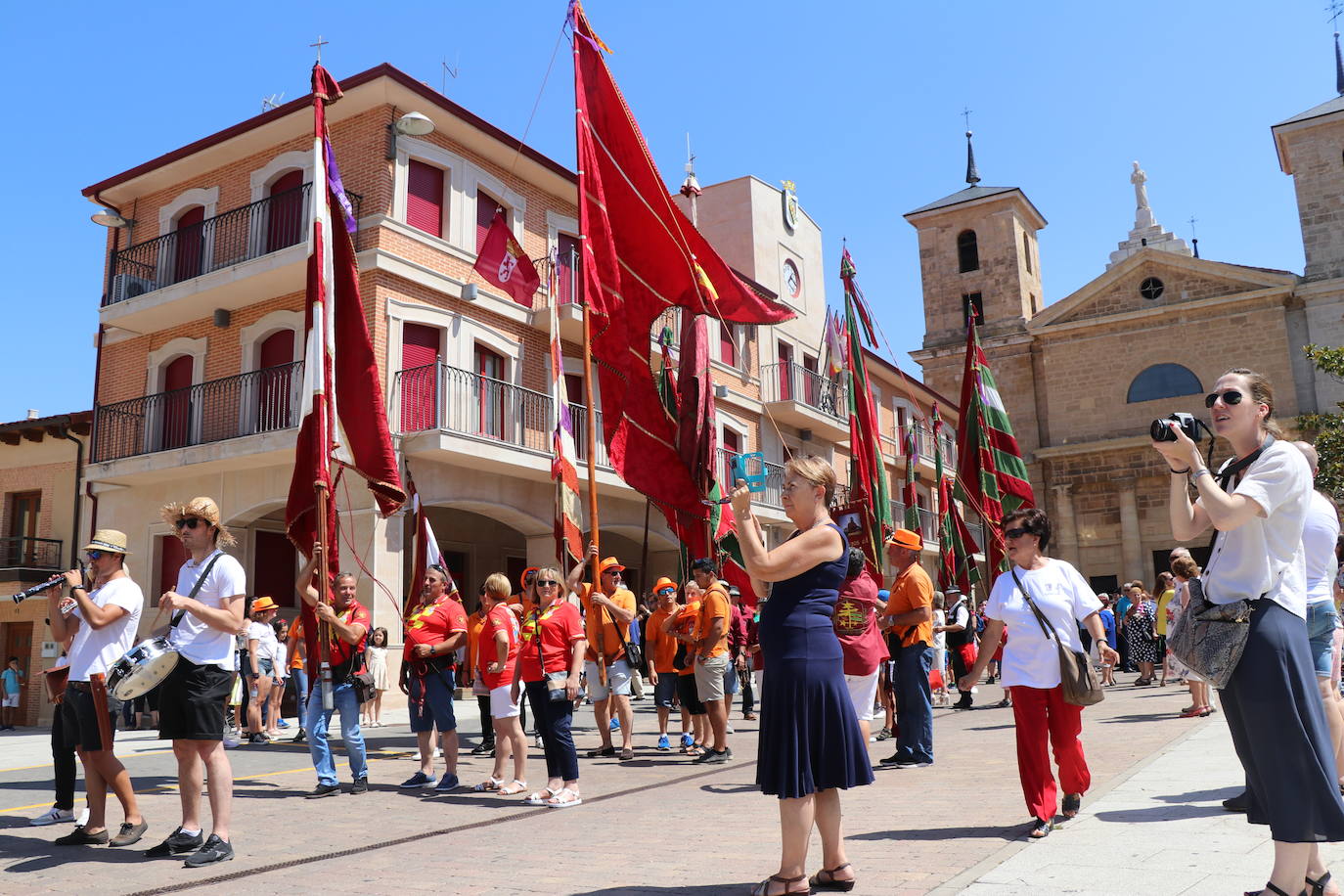 Los pendones de la comnarca lucen en el Día de Asturias en Valencia de Don Juan. 