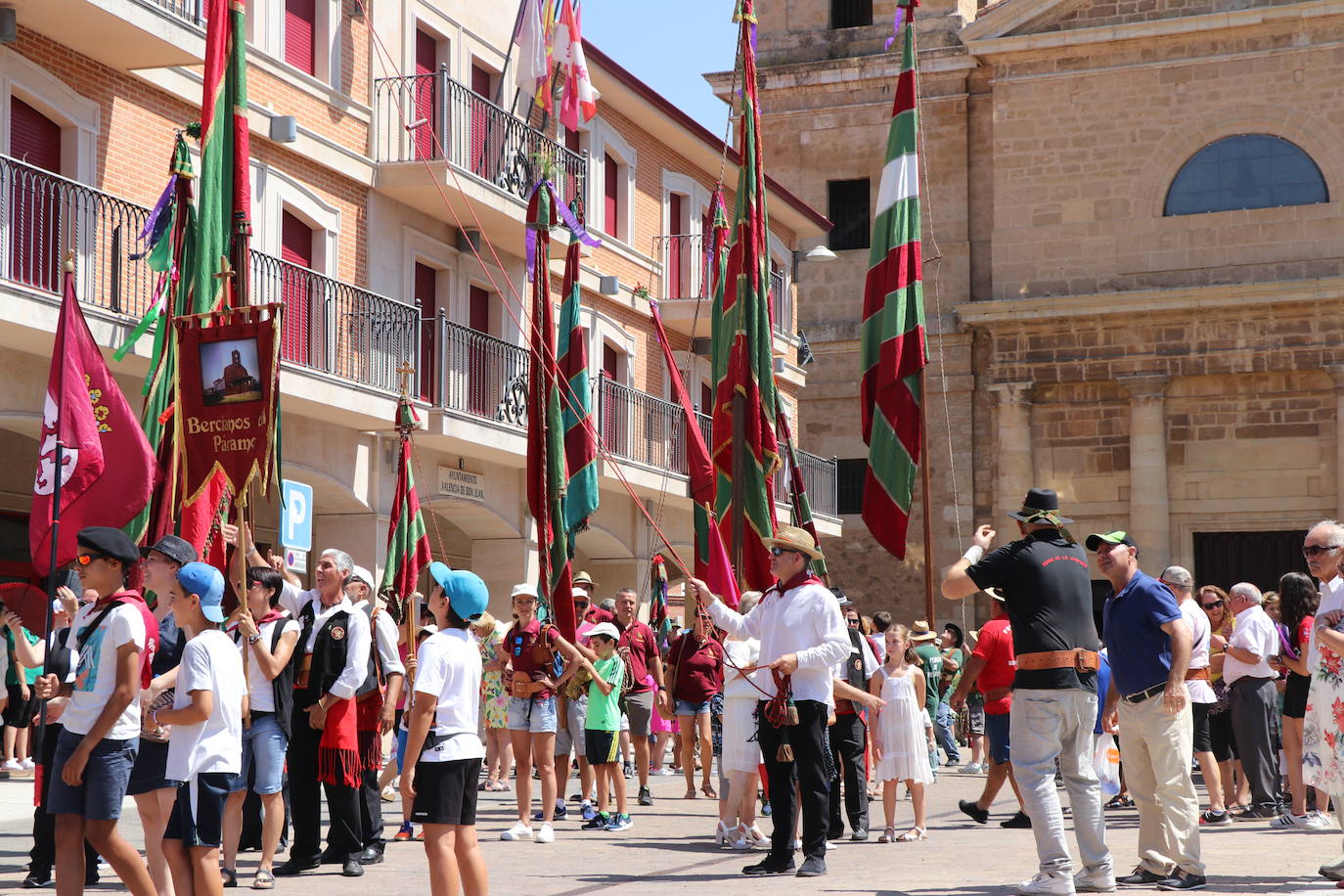 Los pendones de la comnarca lucen en el Día de Asturias en Valencia de Don Juan. 