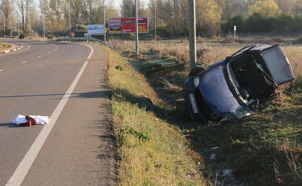 Un vehículo siniestrado en una salida de vía en León. 