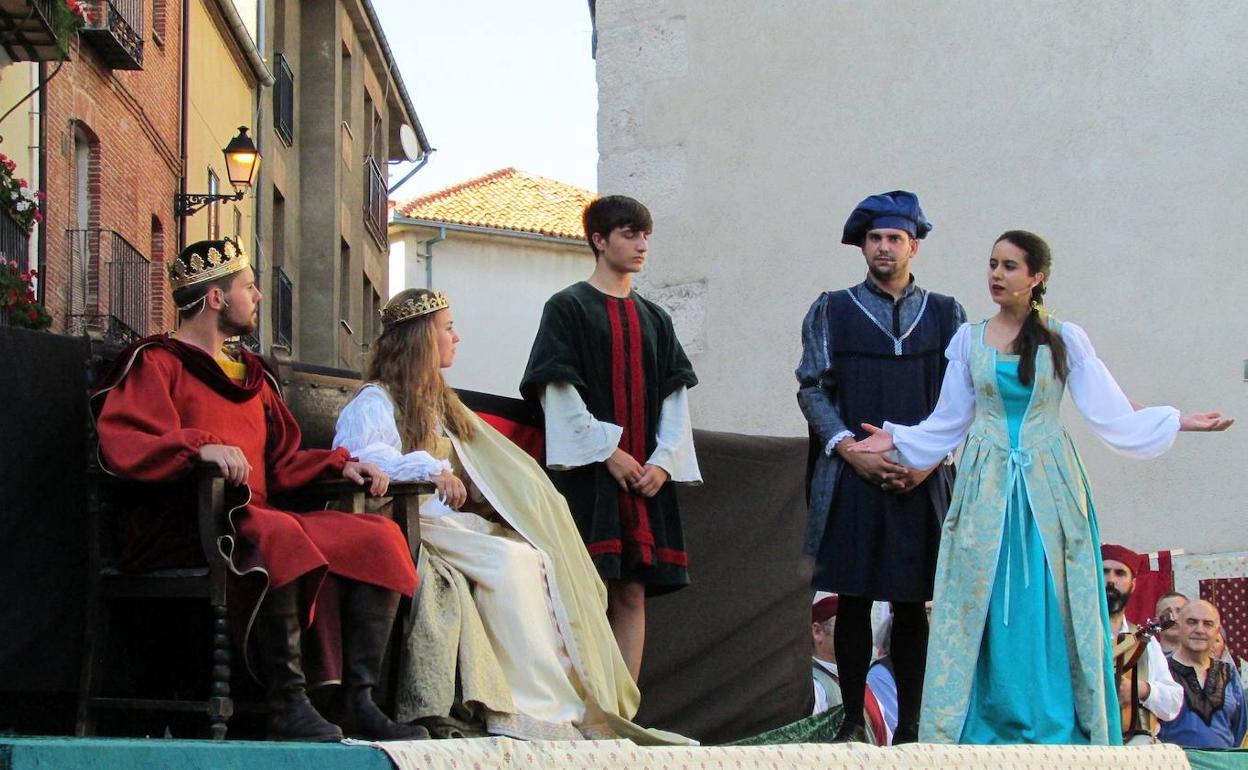 Jaime Marcos (Pedro I) y Raquel García (Juana de Castro), en un momento de la recepción en la Plaza Mayor. 