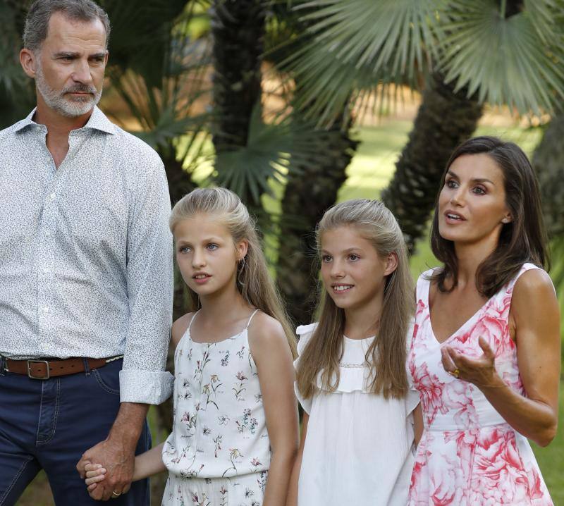 La familia real continúa de vacaciones en Palma de Mallorca. Como ya es habitual, han posado ante los fotógrafos dando una imagen de unión y felicidad. 