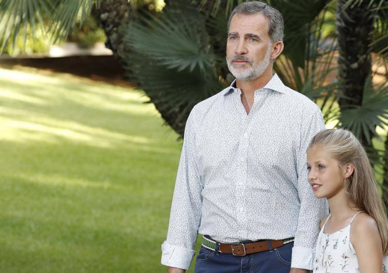 La familia real continúa de vacaciones en Palma de Mallorca. Como ya es habitual, han posado ante los fotógrafos dando una imagen de unión y felicidad. 