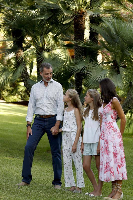 La familia real continúa de vacaciones en Palma de Mallorca. Como ya es habitual, han posado ante los fotógrafos dando una imagen de unión y felicidad. 