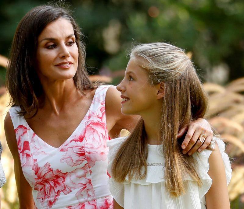 La familia real continúa de vacaciones en Palma de Mallorca. Como ya es habitual, han posado ante los fotógrafos dando una imagen de unión y felicidad. 