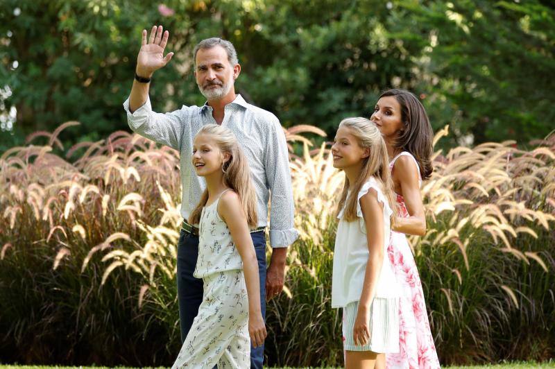 La familia real continúa de vacaciones en Palma de Mallorca. Como ya es habitual, han posado ante los fotógrafos dando una imagen de unión y felicidad. 