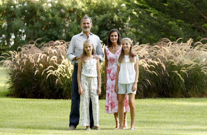 La familia real continúa de vacaciones en Palma de Mallorca. Como ya es habitual, han posado ante los fotógrafos dando una imagen de unión y felicidad. 