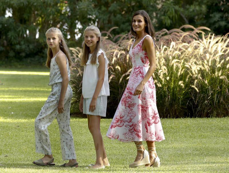 La familia real continúa de vacaciones en Palma de Mallorca. Como ya es habitual, han posado ante los fotógrafos dando una imagen de unión y felicidad. 