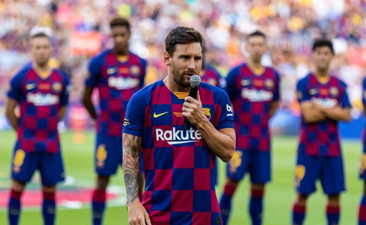 Lionel Messi se dirige al público del Camp Nou durante la presentación del Barça ante su afición.
