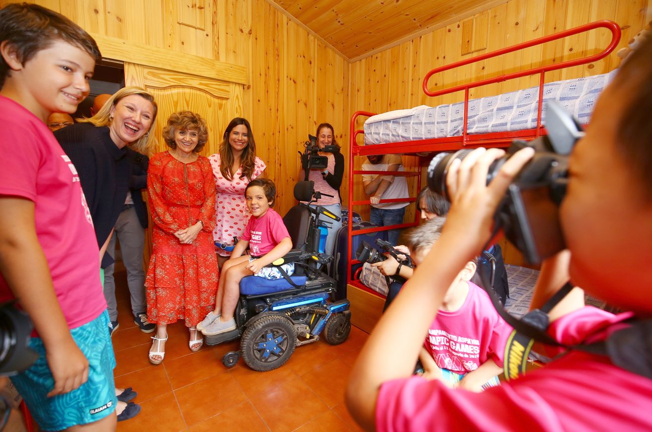 La ministra y la consejera, este lunes, en el campamento de Aspaym.