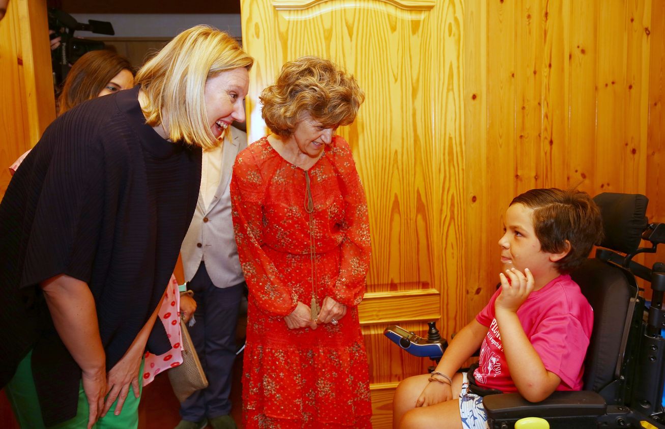 La ministra y la consejera, este lunes, en el campamento de Aspaym.