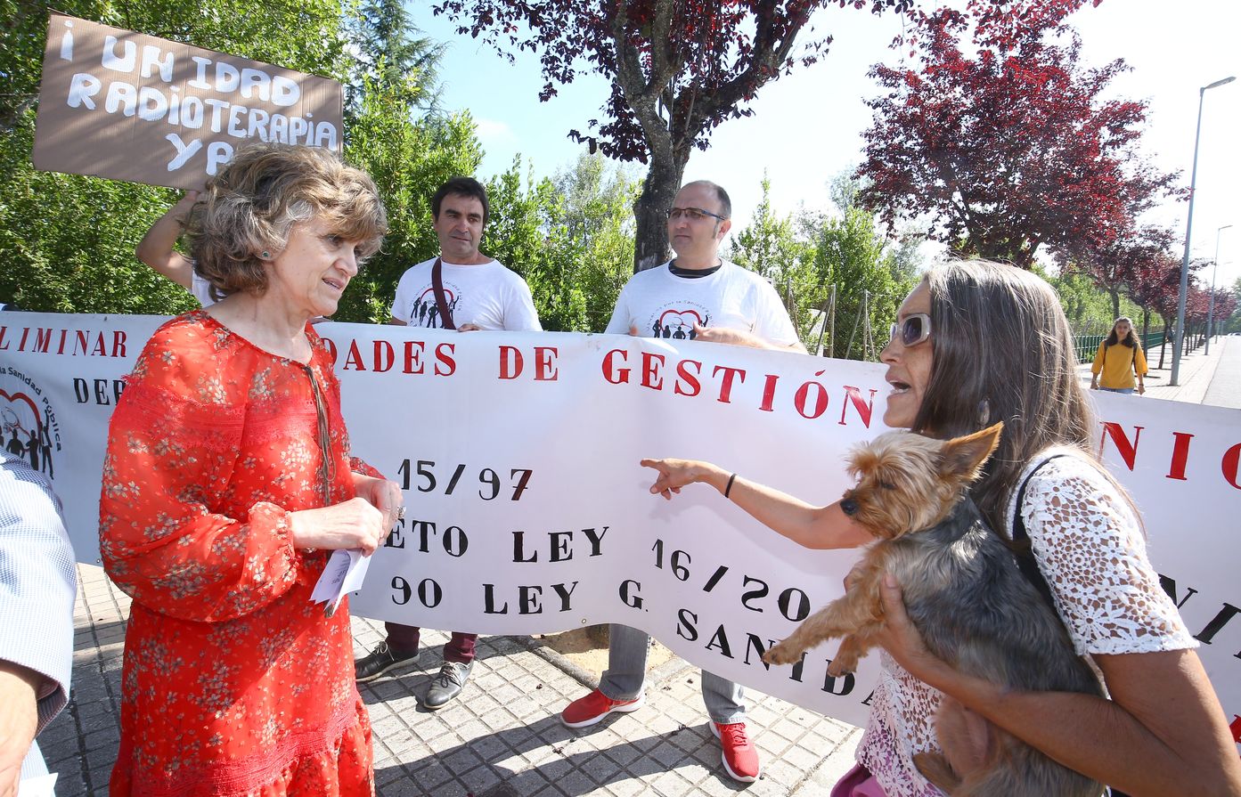 La ministra y la consejera, este lunes, en el campamento de Aspaym.