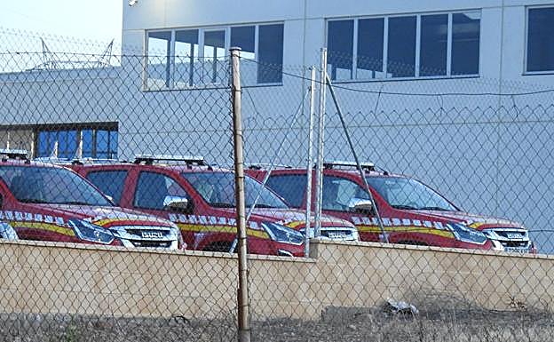 Los vehículos llevan semanas en el concesionario a la espera de ser retirados.
