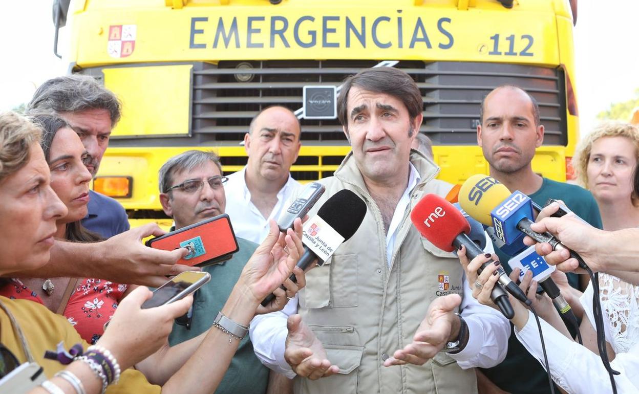 El consejero de fomento, Juan Carlos Suárez-Quiñones, visita el centro de control del incendio en la Granja de San Ildefonso.