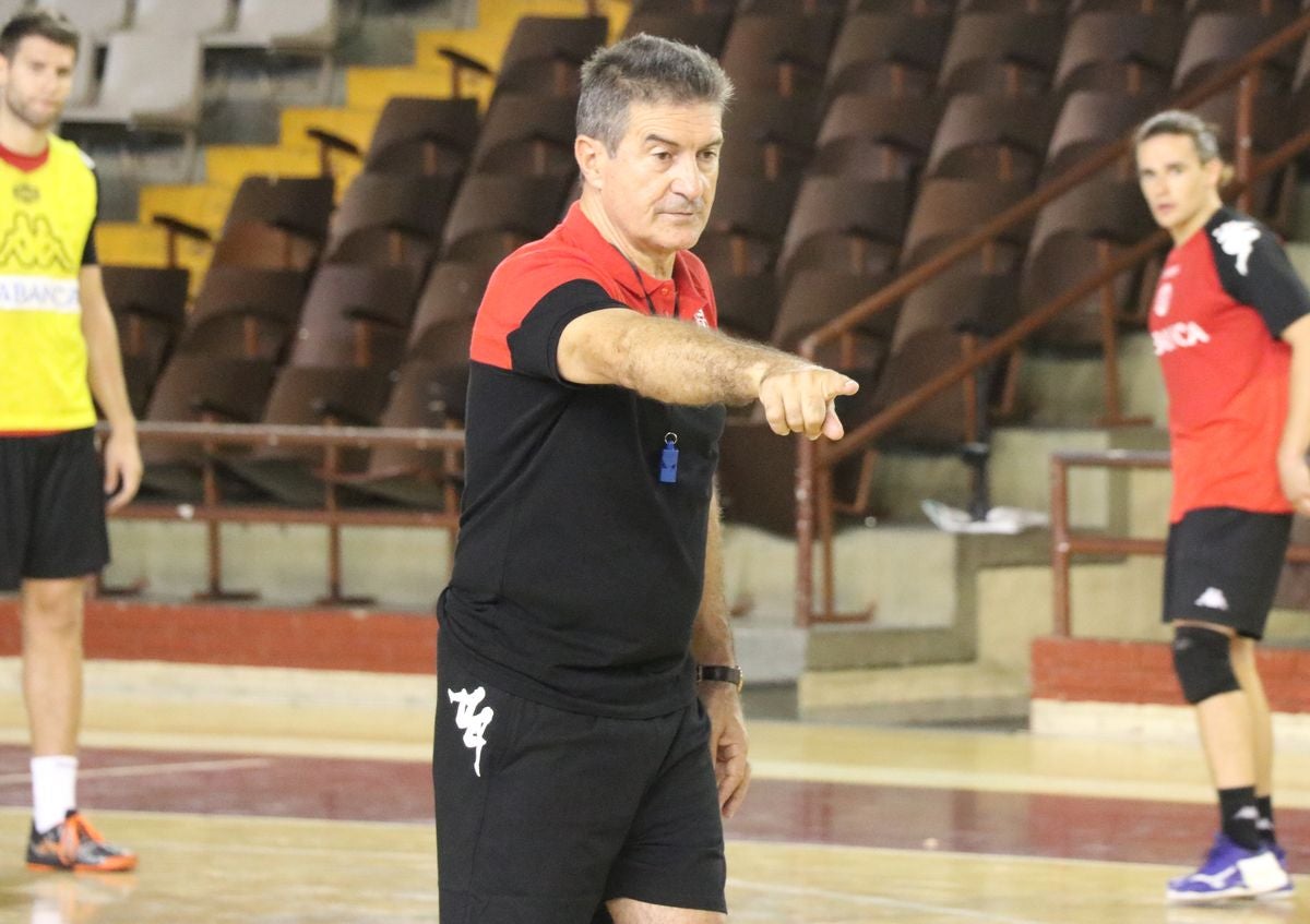 Manolo Cadenas, durante el entrenamiento de este miércoles.