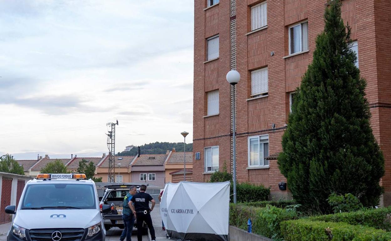 Efectivos de la Guardia Civil en las inmediaciones de la vivienda en la que un hombre ha matado a su hijo de 16 años y ha herido de gravedad a su pareja y madre del adolescente, en Andorra (Teruel). 