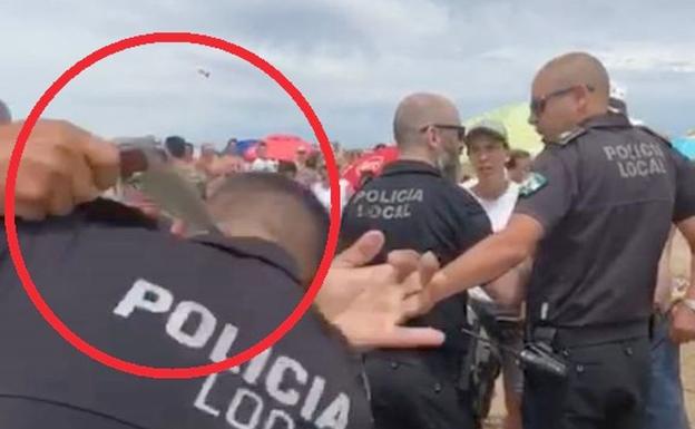 Momento en el que el vendedor ambulante apuñala al policía.