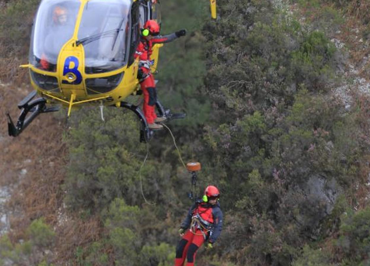 El bombero rescatador Íñigo Sánchez, durante unas prácticas de grúa junto a su equipo. 