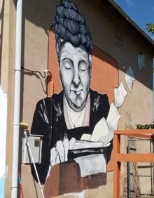 Imagen secundaria 2 - La artista Catalina Medarde y su equipo pintan la Casa Rural &#039;La Resucitada&#039; en Valbuena de la Encomienda (Villagatón) basándose en el cuento de la genial escritora