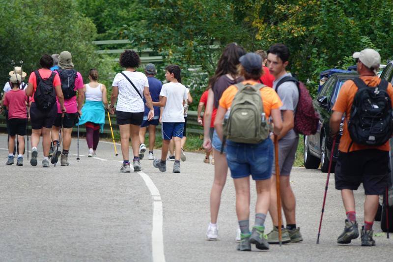 La afluencia de público en julio y agosto se dispara con días en los que se superan los 2.000 senderistas. El Principado planea ordenar el acceso con lanzaderas y más aparcamientos. 