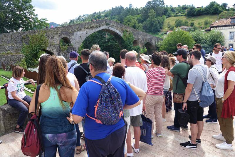 La afluencia de público en julio y agosto se dispara con días en los que se superan los 2.000 senderistas. El Principado planea ordenar el acceso con lanzaderas y más aparcamientos. 