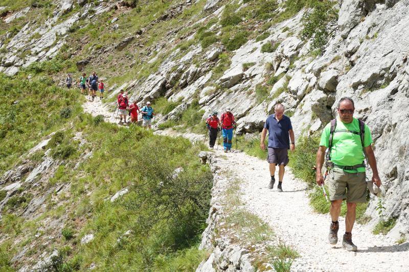 La afluencia de público en julio y agosto se dispara con días en los que se superan los 2.000 senderistas. El Principado planea ordenar el acceso con lanzaderas y más aparcamientos. 