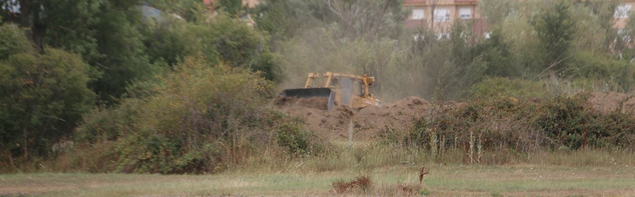 Las máquinas han realizado este viernes los primeros movimientos de tierra en la zona Este.