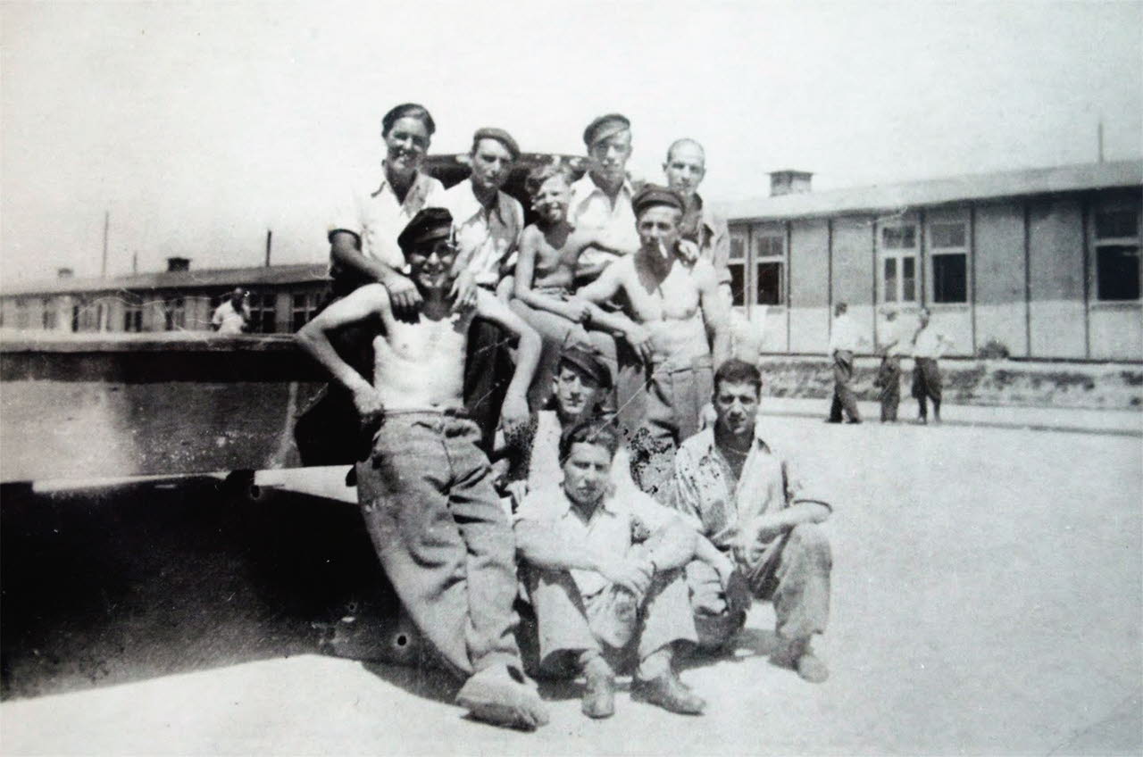 Imagen de algunos de los presos tocando instrumentos en Mauthausen.