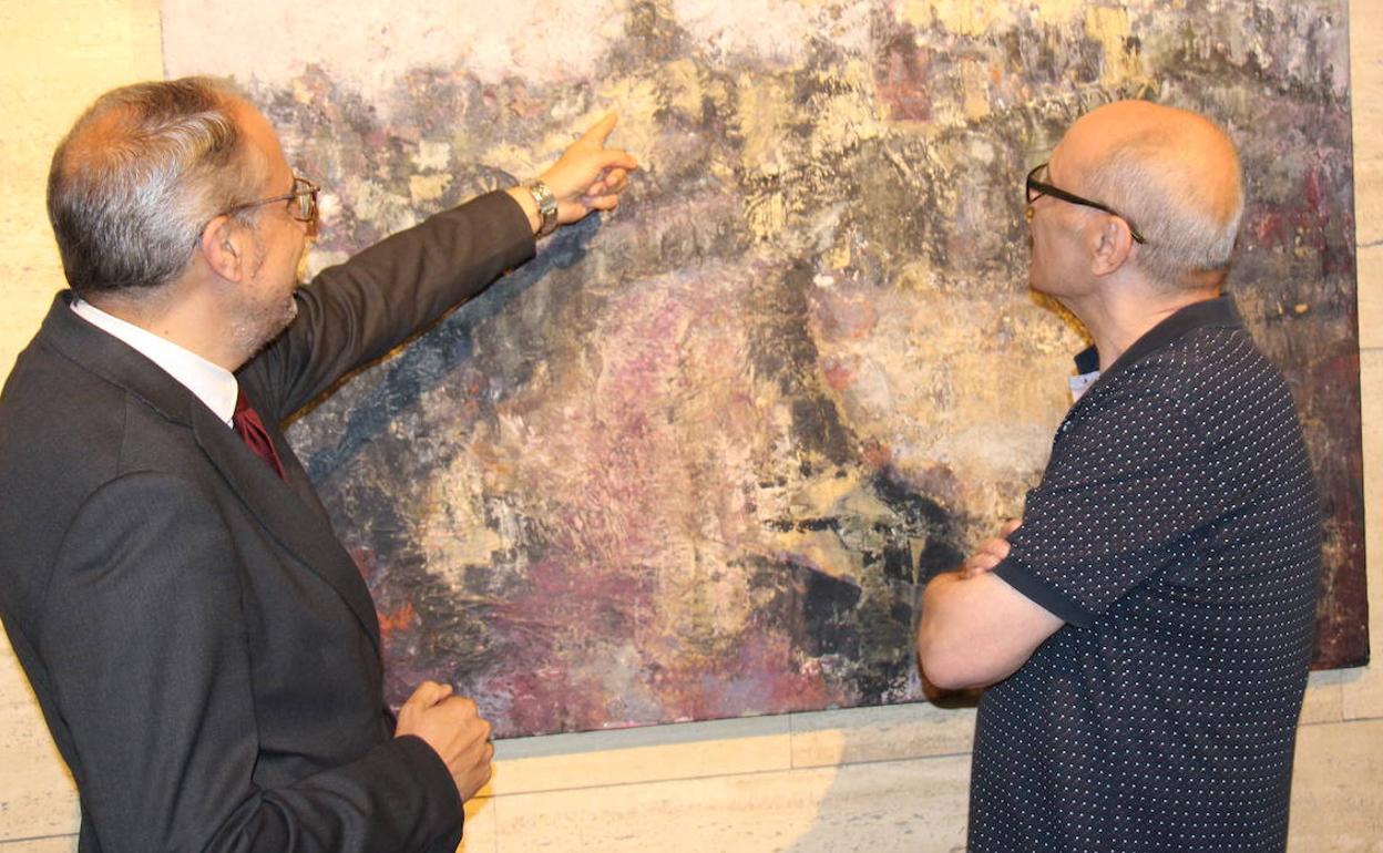 El pintor Javier Suáñez dona al Ayuntamiento de Ponferrada una «cartografía de la bruma» hecha con papel de periódico