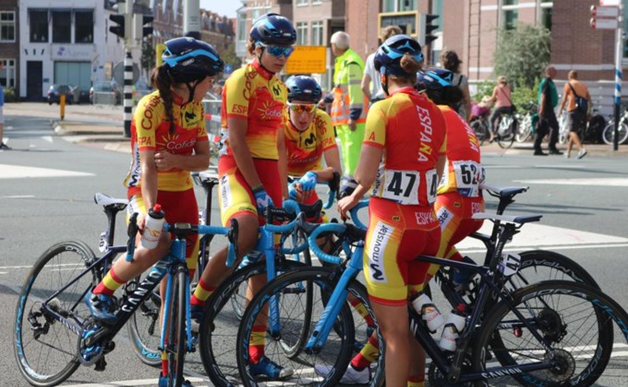 Equipo español en el Campeonato de Europa con Ziortza Isasi al fondo.