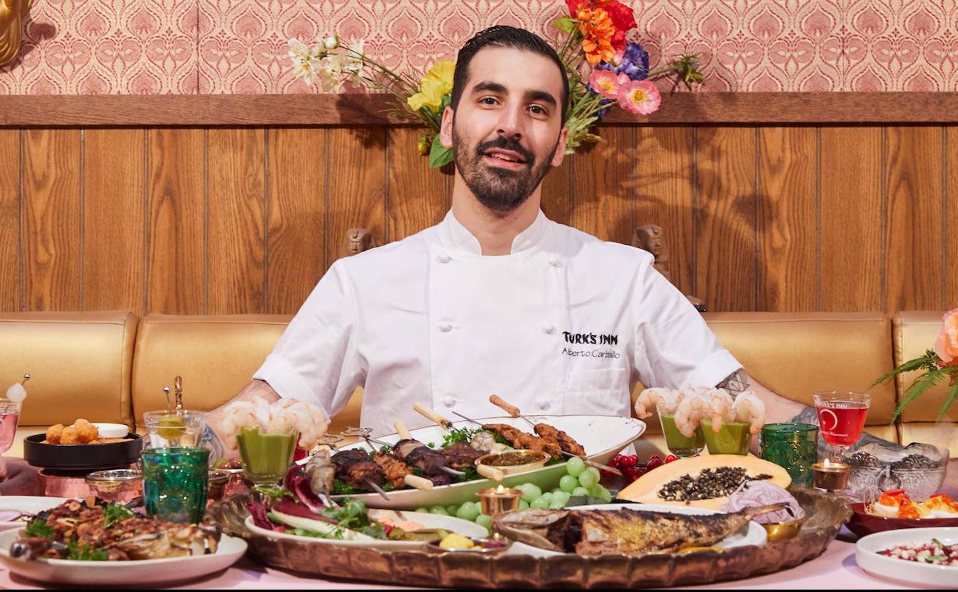 Alberto Carballo, un berciano en el restaurante Turk's Inn de Nueva York.