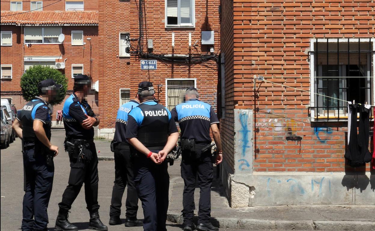 Policía Local en Las Viudas, poco después del incidente. 