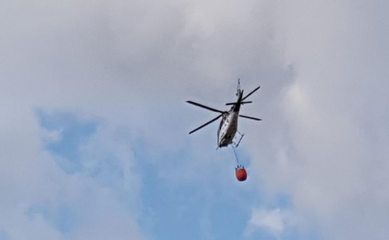 Un incendio en Villacalviel obliga a intervenir al helicóptero para ser sofocado
