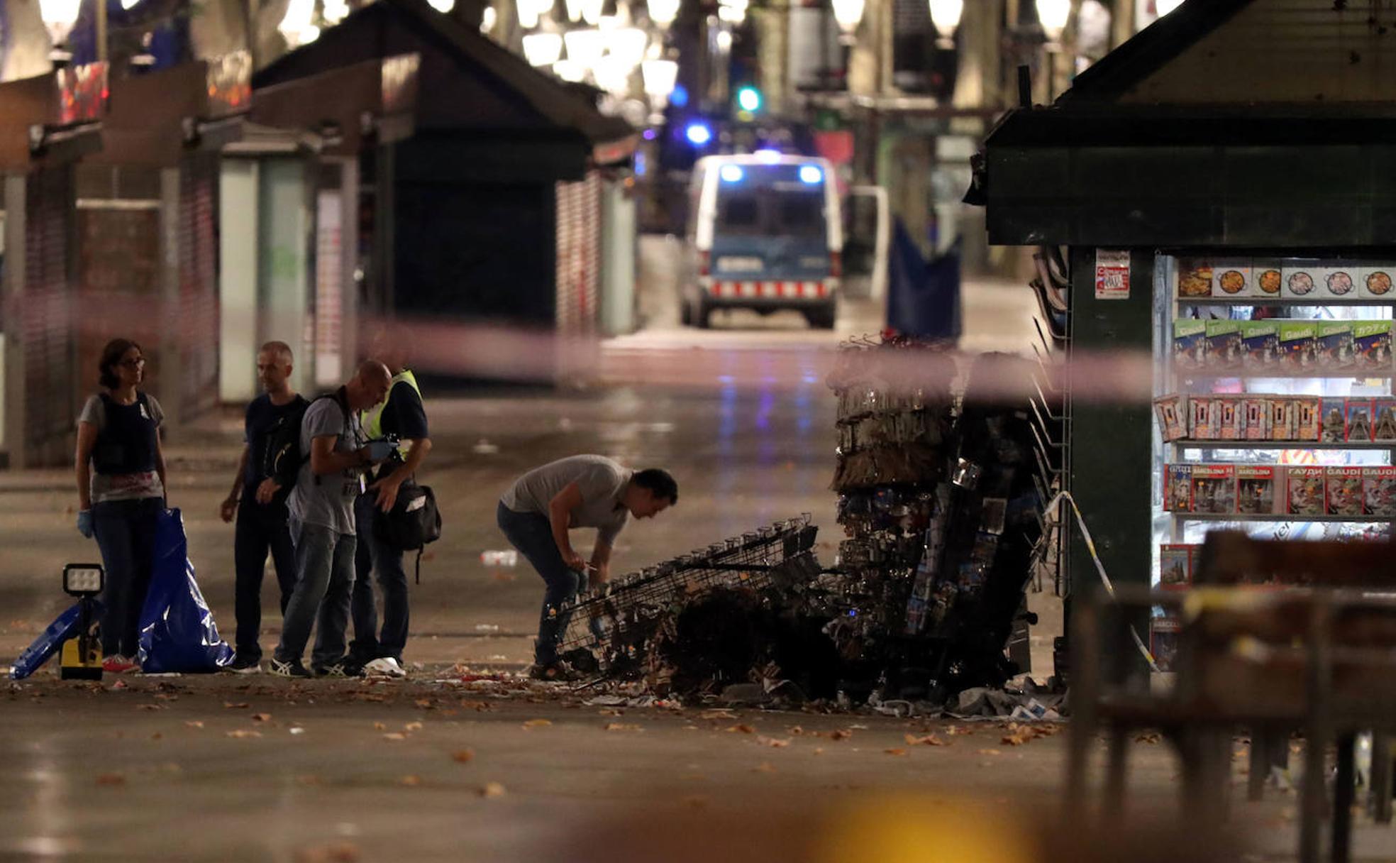 Varios policías buscan pruebas tras el atropello en las Ramblas. 