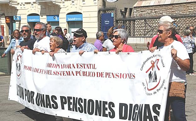 Galería. Imagen de la concentración de este lunes en la Plaza Botines.