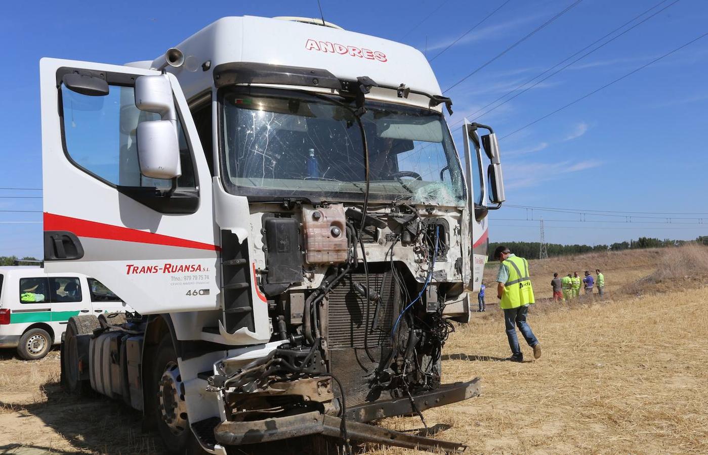 Fotos: El tren Alvia con recorrido entre Santander y Alicante colisionó esta mañana, a las 9.30 horas, con un camión en el paso a nivel, término de Husillos