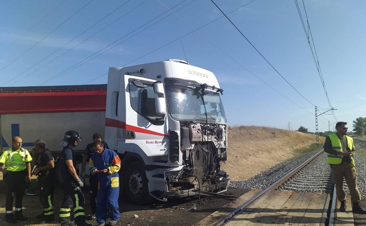 El tren Alvia con recorrido entre Santander y Alicante colisionó esta mañana, a las 9.30 horas, con un camión en el paso a nivel, término de Husillos.