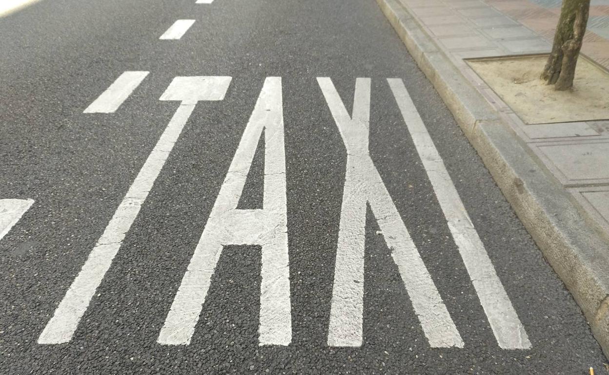 Parada de taxi en la ciudad de León.