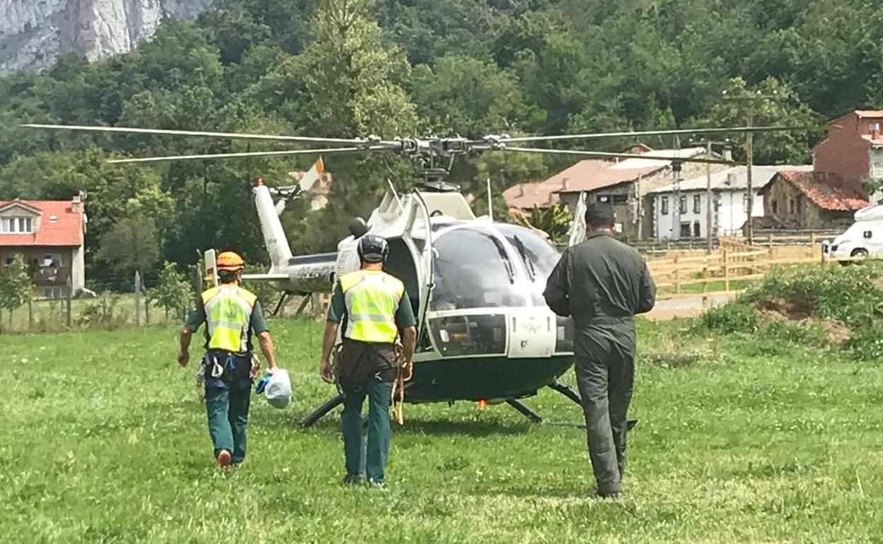 Imagen del helicóptero de la Guardia Civil, este miércoles, tras el rescate.