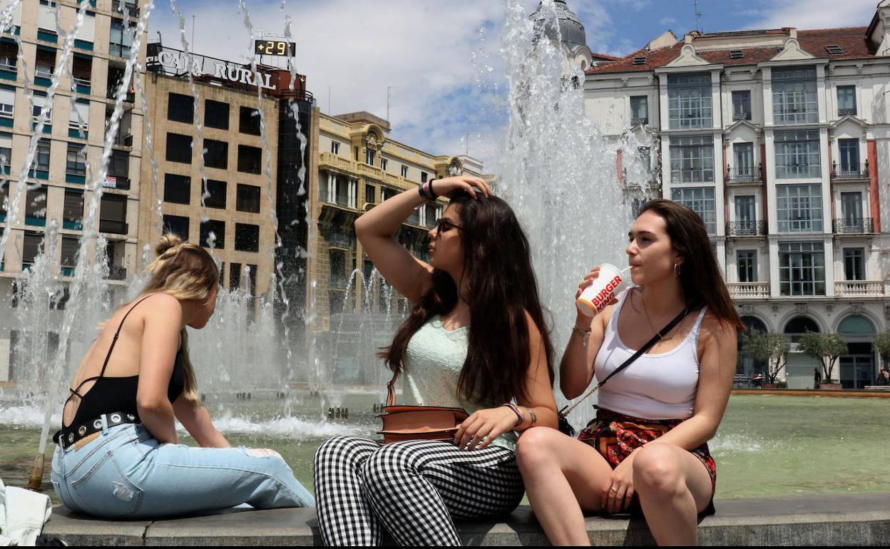 Una joven se refresca en la fuente de Zorilla por la subida de la temperatura en junio.