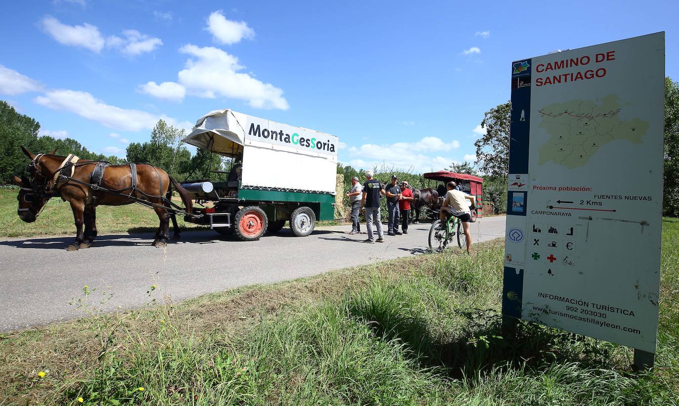 Fotos: Peregrinos en diligencia a su paso por Ponferrada