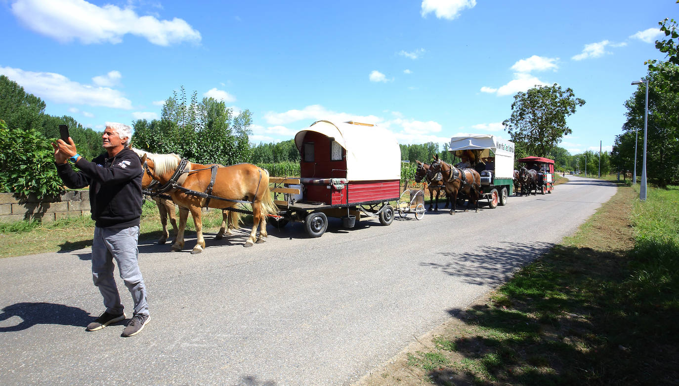 Fotos: Peregrinos en diligencia a su paso por Ponferrada