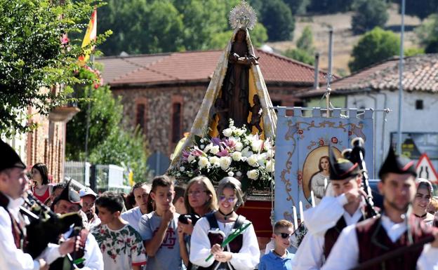 Cientos de personas han arropado a la Virgen de Boinas en su romería hasta la ermita.