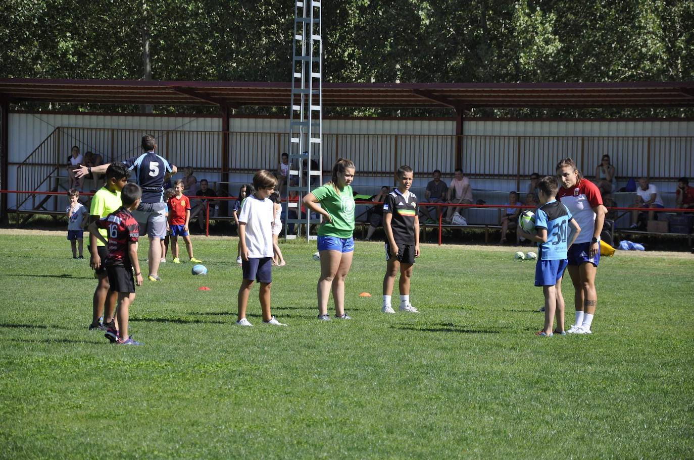 Fotos: María Casado acerca el rugby 7 a su Coyanza natal