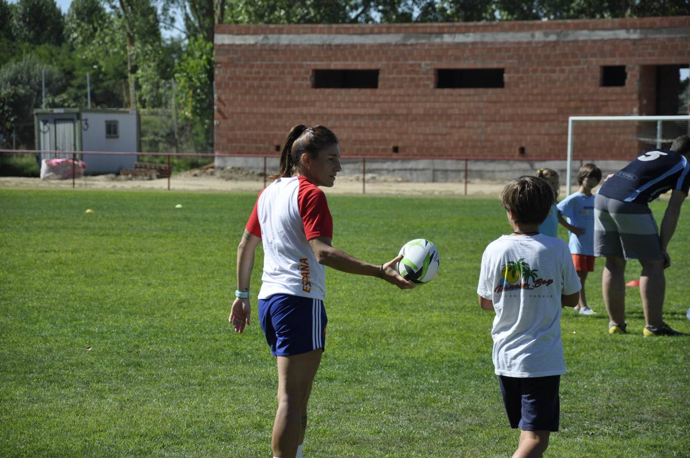 Fotos: María Casado acerca el rugby 7 a su Coyanza natal