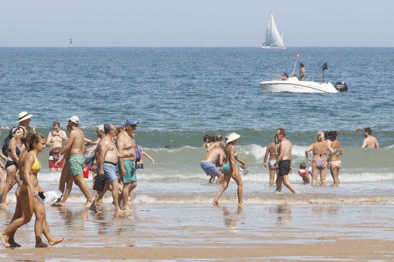 Fotos: El buen tiempo llena la playa de San Lorenzo