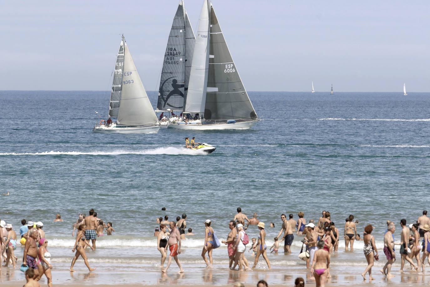 Fotos: El buen tiempo llena la playa de San Lorenzo