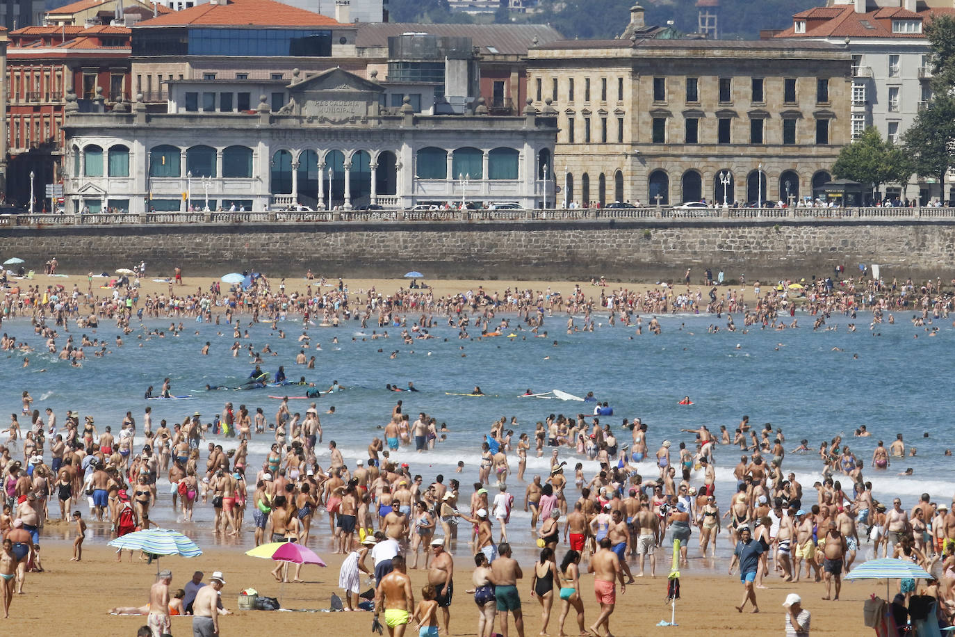 Fotos: El buen tiempo llena la playa de San Lorenzo