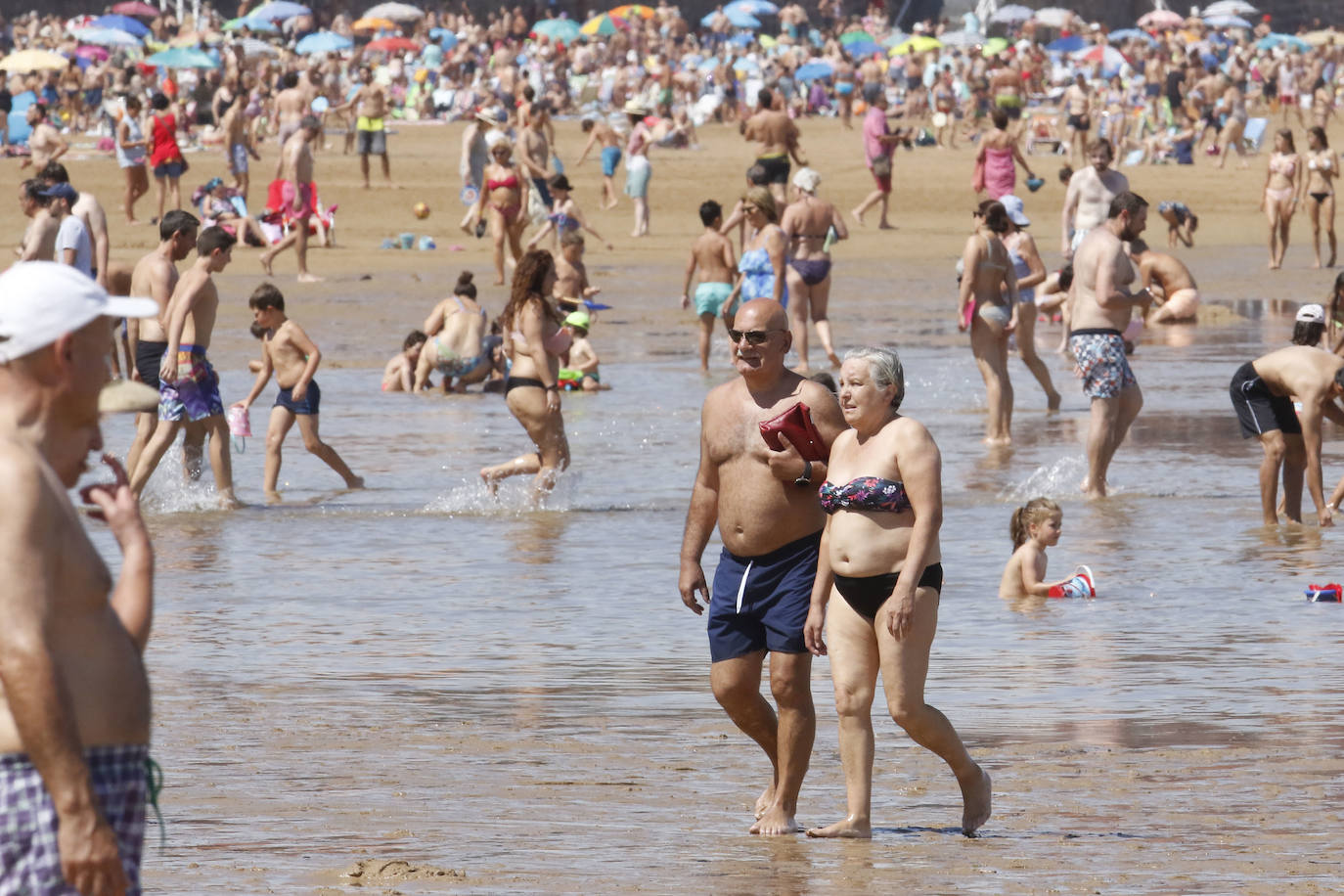 Fotos: El buen tiempo llena la playa de San Lorenzo